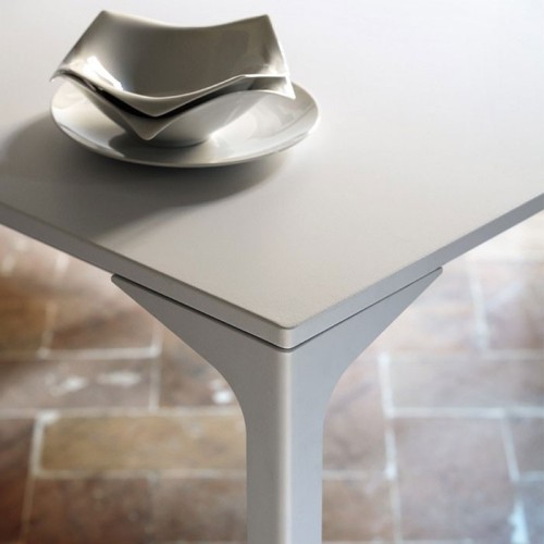 Armando Midj square table