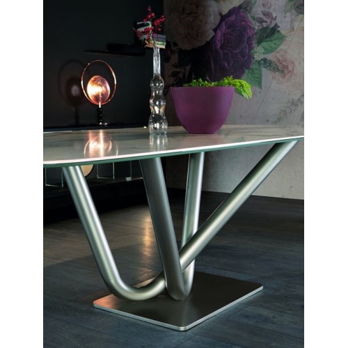 victory-tonin-casa-table