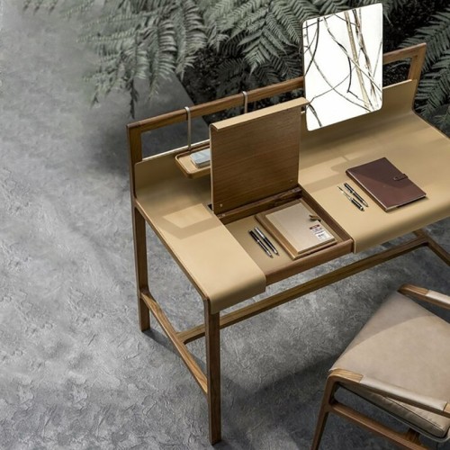 scribe-alivar-desk